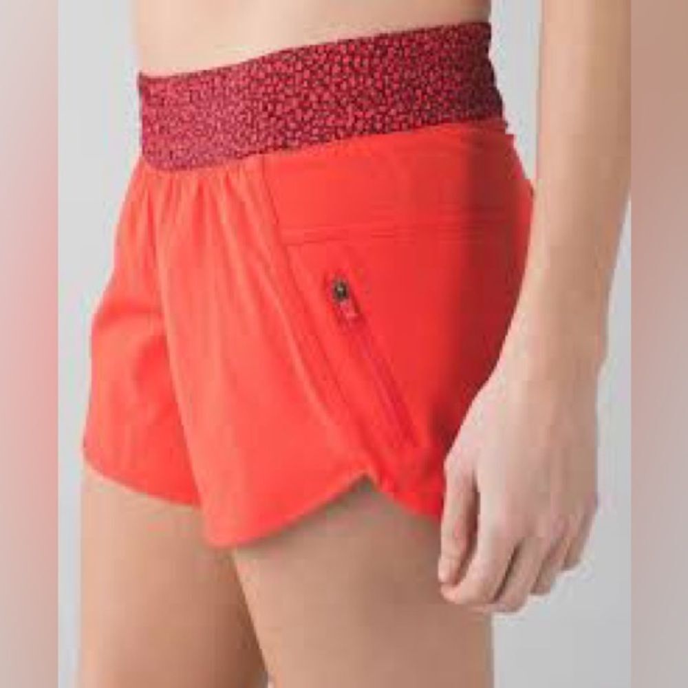 (A4) Lululemon Women's Shorts Red Grape Miss Mosaic Alarming